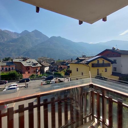 Appartamento Chentre En Ville - A 2 Passi Dal Centro - Parcheggio Gratuito - Cir-Vda-Aosta-0073 Exterior foto